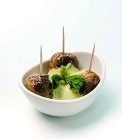 Patates baby amb all i oli d'alfàbrega fresca