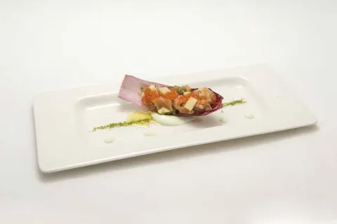 Tartar de salmón y huevas sobre endivia