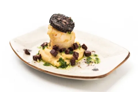 Rape con garbanzos y butifarra negra