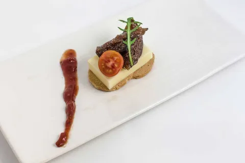 Mozzarella de búfala con higos confitados