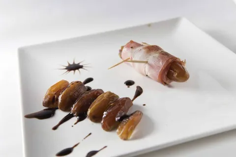 Rotlle de bacó, roquefort i dàtils