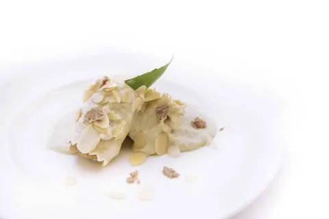 Caneló de confit d’ànec amb foie i salsa d’ametlles