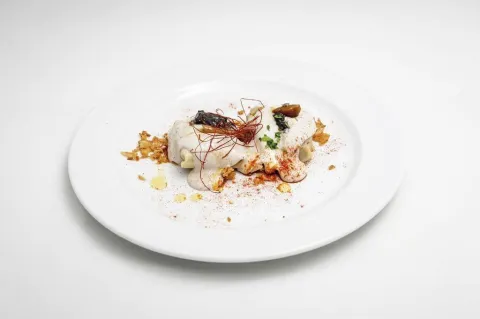 Wanton de carrillada de ternera con trompeta negra