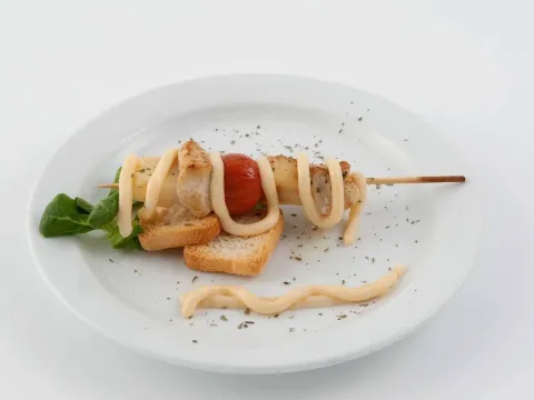 Brocheta de pollo a la "mostaza con salsa de queso"