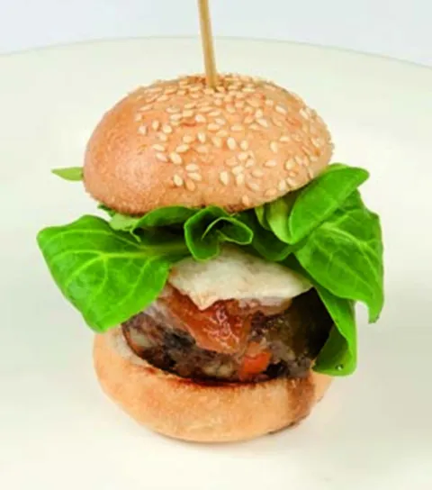 Hamburguesa de cua de bou amb verduretes, canonges i codony