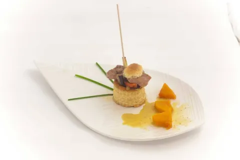 Bouche relleno de verduras salteadas y presa ibérica