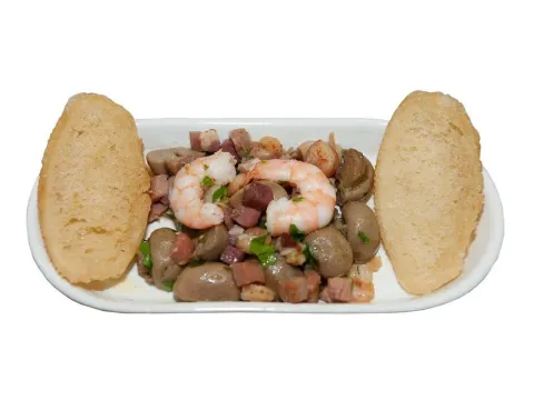 Champiñones saltados con jamón y camarones.
