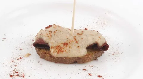 Pincho de patata con beicon y crema de parmesano