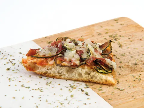 Pizza-coca de carbassó pernil i formatge de cabra amb mel
