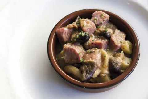 Fricandó de tonyina amb bolets