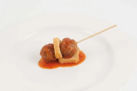 Mandonguilles de vedella i porc amb nous, padano i espècies