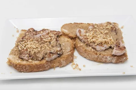 Solomillo con salsa a la pimienta y almendras