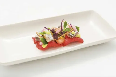 Coca de sardinas y aguacate