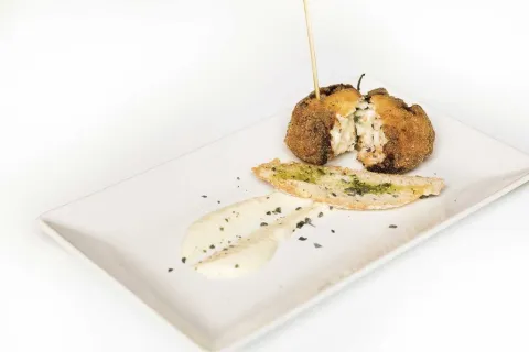 Croqueta de salmón con crema de manzana