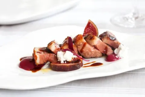 Magret d’ànec amb figues, puré de remolatxa, ricotta i allioli de poma confitada