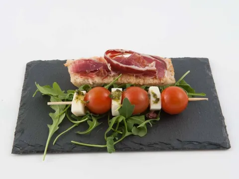 Brocheta de caprese con virutas de ibérico