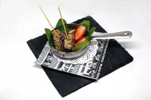 Tataki de tonyina vermella macerada en salsa de soja i mel