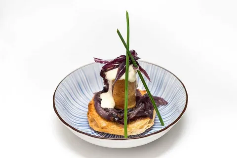Butifarra artesana de pollo con alioli suave de mostaza