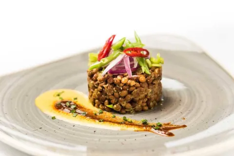 Tartar picante de lentejas 'beluga'