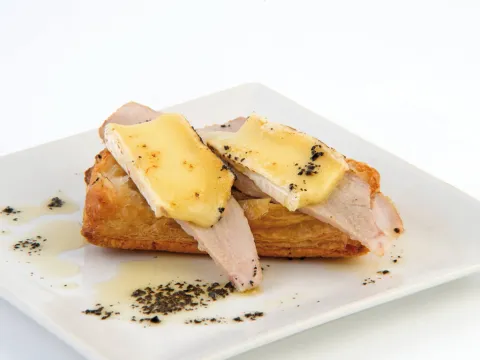Llit de pasta de full amb secret a baixa temperatura, gratinat de formatge brie i oli d'oliva negre