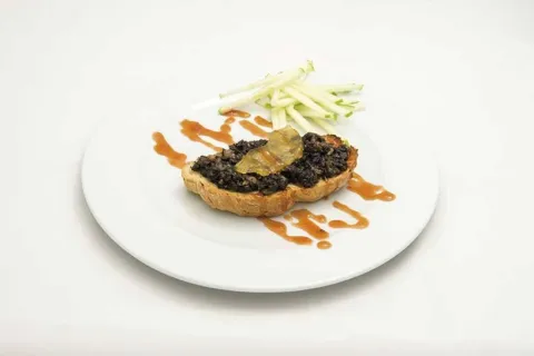 Tosta con morcilla y confitura de tomate rojo