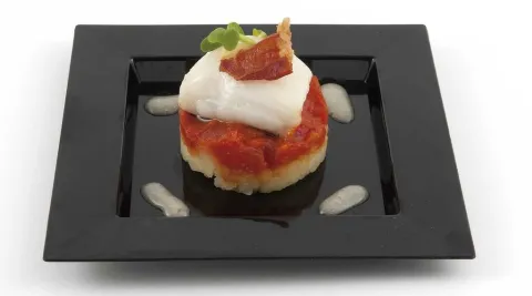 Dado de bacalao ajoarriero con crujientes