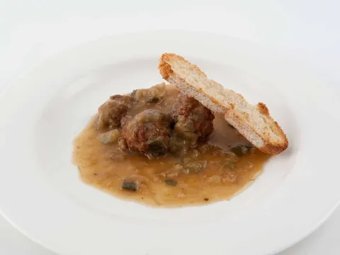 Albóndiga casera estofada con cepos y verduretes