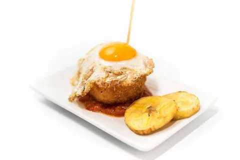 Pintxo d’arròs a la cubana amb ou de guatlla
