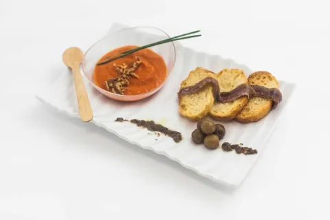 Saltarella de escalibada con cebolla crujiente