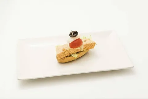 Montadito de pastel de salmón con mayonesa casera