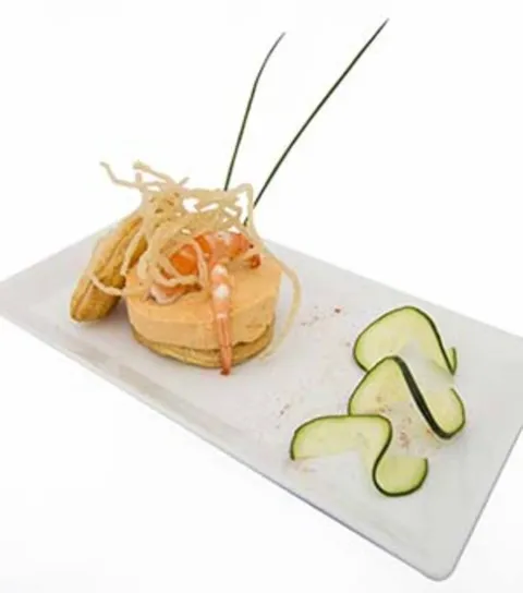 Mousse de marisco sobre cilindro de hojaldre