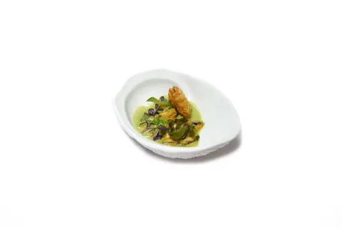 Clotxinas  al wok con leche de tigre y tocineta en tempura