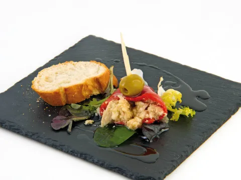 Pintxo de pebrot de piquillo farcit de molles de bonítol