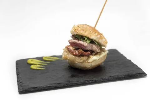 MINIHAMBURGUESA DE TONYINA AMB CREMÓS DE WASABI