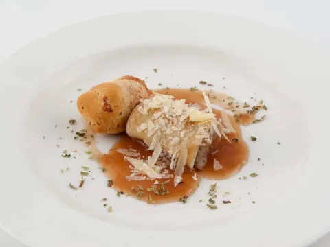 Canelón de melós de ternera con salsa Oporto y bola de pan de parmesà