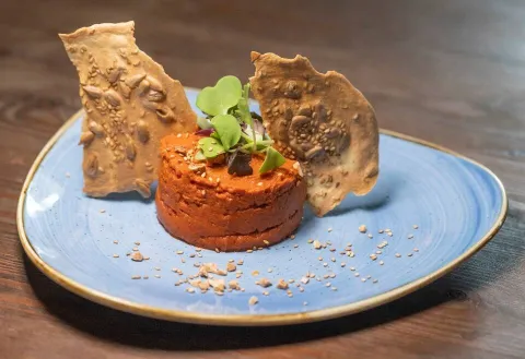 Paté de tomàquet i pebrot vegà, cruixent de quinoa, pipes i sèsam