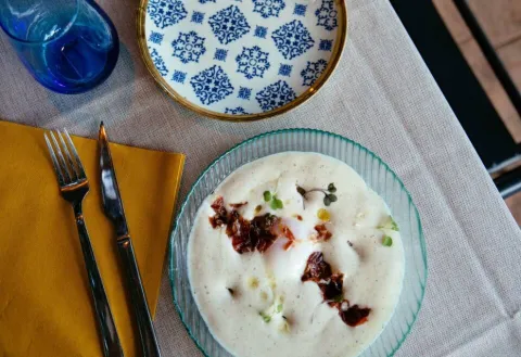 Escuma de patata trufada amb ou escalfat i pernil ibèric