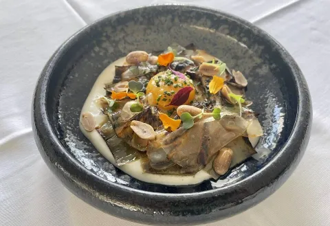 Carxofa confitada, praliné salat de cacauet, vel de papada i cremós de patata