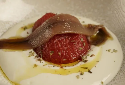 Tomàquet rostit amb anxova i crema de formatge fumat