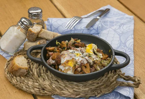 Rossinyols amb botifarra del perol i ceba confitada
