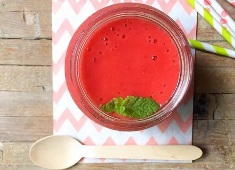Refrescante gazpacho de fresas dulces con un toque ácido