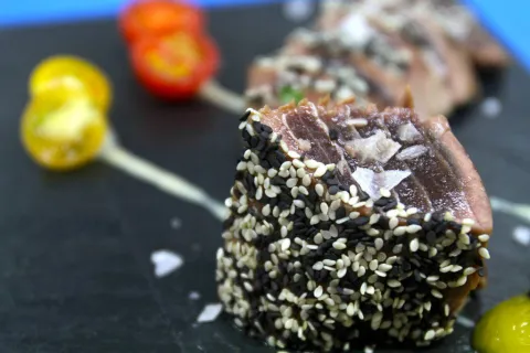 Tataki de tonyina vermella amb tahini, sèmola cuixent i mango