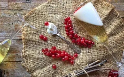Original mousse de cava amb gelatina i groselles fresques