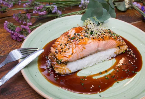 Salmó flamejat amb sushi rice i reducció de soja