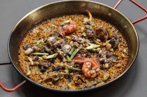Paella mar y montaña, con carne, gambas y verduras
