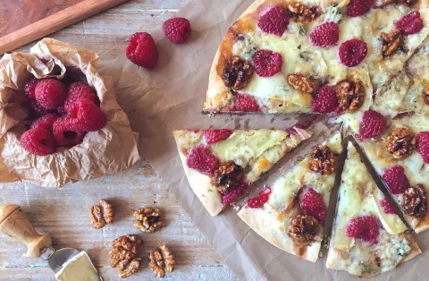 Original pizza de 3 formatges amb gerds i una mica de cacau