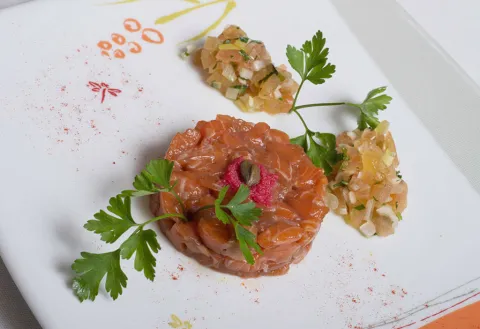 Aprèn a elaborar un irressistible tartar de salmó en senzilles passes