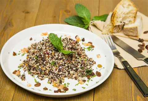 Tabule de quinoa vermella, blanca i negra