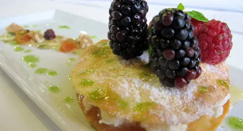 Coques de mató, fruits vermells, pesto dolç i mel