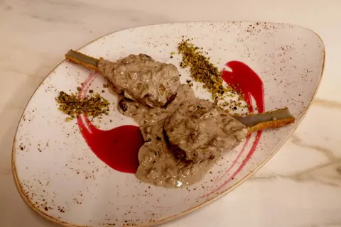 Carxofa farcida de comfit d'ànec amb salsa de ceps, foie i trufa